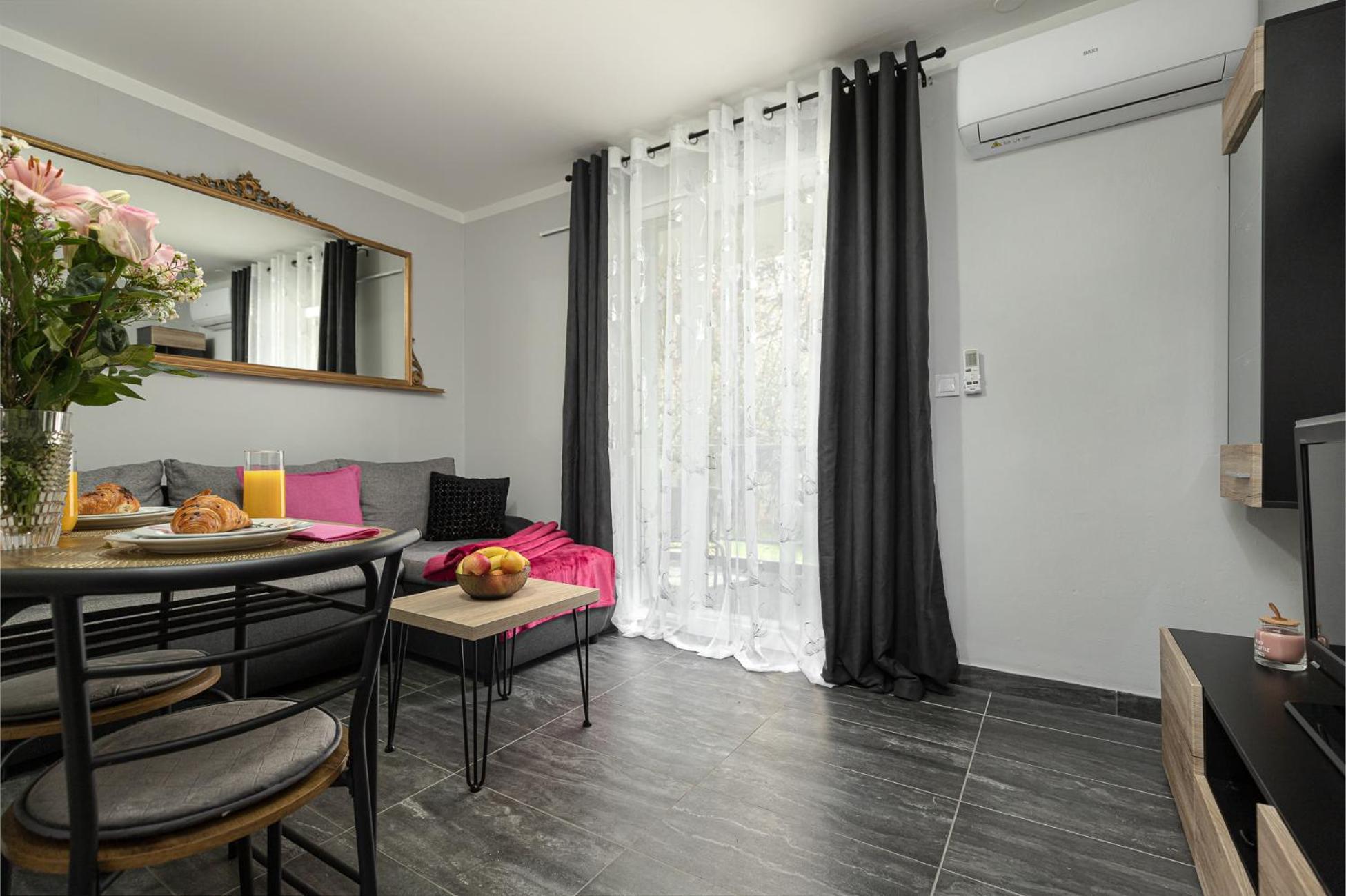 Appartement Nina, 200m From The Old Town Of