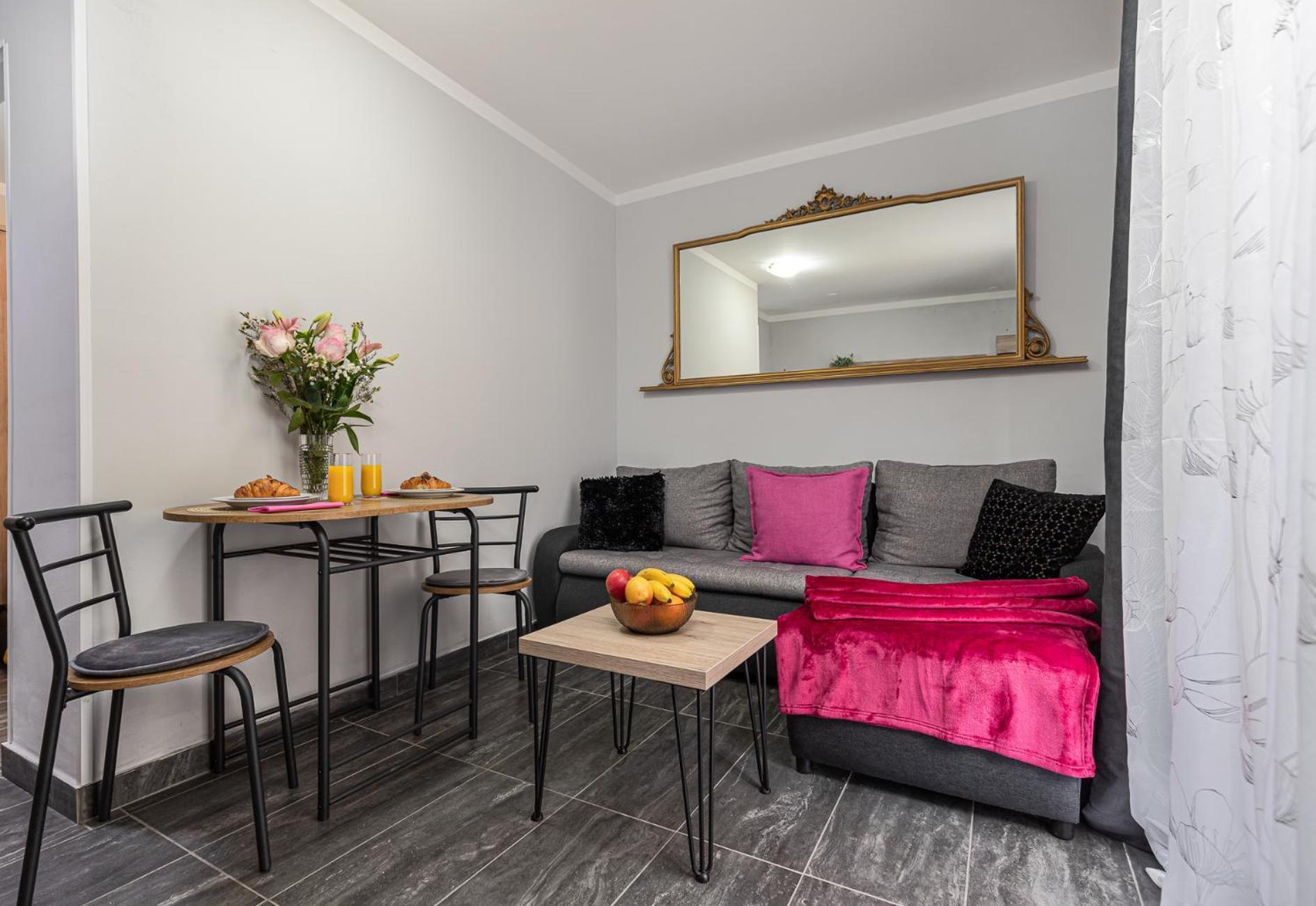 Appartement Nina, 200m From The Old Town Of *
